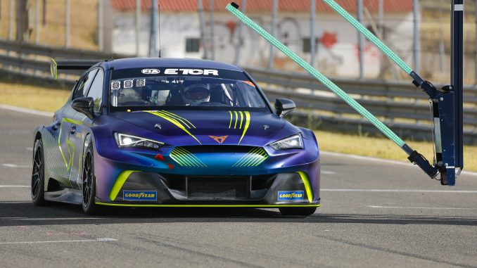 Experience-the-adrenaline-with-the-CUPRA-EKS-Team_01_HQ