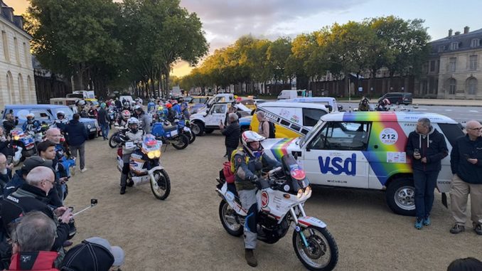 Comme à la grande époque, autos et motos partent à l’aventure face sous un magnifique soleil matinale !